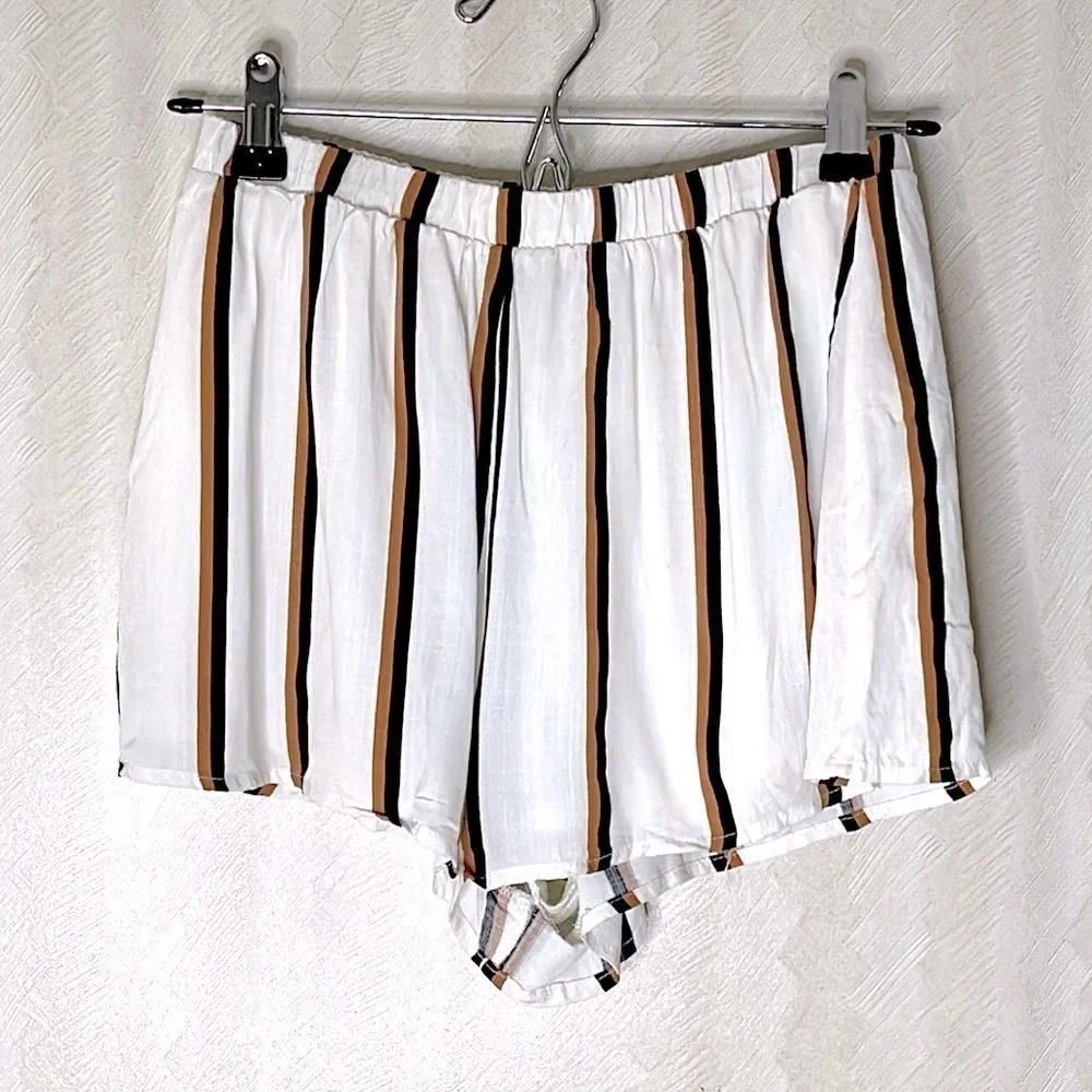 ❤️ 🆕 FOREVER 21 white Striped Shorts Size XS